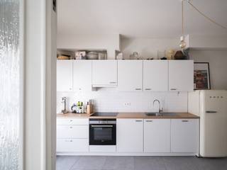 <strong>Ruime, instapklare woning met 3 slaapkamers en zuidwestgerichte buitenruimte, op wandelafstand van het bruisende stadscentrum en Dok Noord.</strong><br /><br />Deze woning beschikt over drie slaapkamers en een aangename buitenruimte van 26 m². Ze is gelegen in een residentiële wijk in het centrum van Gent, in de nabijheid van winkels, scholen en alle nodige voorzieningen.<br /><br />Achter de charmante, verzorgde voorgevel bevindt zich een lichtrijk geheel, dankzij de grote raampartijen en de hoge plafonds, zowel op het gelijkvloers als op de eerste verdieping.<br /><br />We betreden de woning via de inkomhal met dubbele deuren, die leidt naar de traphal met gastentoilet en verder naar de open leefruimte met eetplaats en zithoek.<br /><br />Aansluitend bevindt zich de open keuken, met een praktische en heldere indeling die naadloos doorloopt naar de achterliggende buitenruimte.<br /><br />Op de eerste verdieping bevinden zich twee slaapkamers, de badkamer met inloopdouche, wastafel en toilet, en een aparte wasberging.<br /><br />De tweede verdieping biedt een polyvalente ruimte die kan dienen als derde slaapkamer, bureau of hobbyruimte.<br /><br />Het instapklare comfort, dankzij een renovatie in 2017, resulteert in een verzorgd en coherent geheel met een gunstig EPC B-label.<br /><br /><strong>Een ideale woning voor wie op zoek is naar ruimte, licht en buitenruimte, gecombineerd met een centrale ligging en toekomstpotentieel binnen een opwaarderende buurt.</strong><br /> 