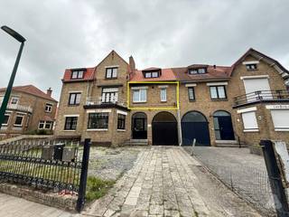 Vous recherchez un appartement prêt à emménager sans coûts mensuels supplémentaires ? Ce charmant appartement de une chambre, entièrement meublé, est disponible immédiatement !<br /><br />L'appartement comprend un salon accueillant avec cheminée d' ambiance et coin repas attenant, une spacieuse chambre avec placards intégré et une salle de bain modernisée avec douche à l'italienne et machine à laver.<br /><br /><strong>Atouts:</strong>
<ul>
<li>Certificat énergétique favorable : C</li>
<li>Entièrement meublé</li>
<li>Disponibilité : Libre immédiatement</li>
</ul>
<strong>Coûts :</strong><br />Loyer : 650 € / mois<br />Pas de frais de syndic<br /><br />Intéressé ? Contactez-nous pour une visite !