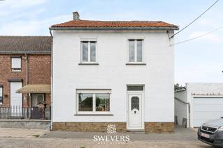 Voor meer info en foto’s, surf naar www.swevers.be – Rustig wonen, veel ruimte en een groen uitzicht komen samen in deze halfopen woning aan de Wintboomstraat 18 in Gingelom. De woning beschikt over circa 135 m² bewoonbare oppervlakte en werd tussen 2019 en 2020 totaal gerenoveerd. Op het gelijkvloers vind je een inkomhal, een ruime woonkamer van circa 40 m², een eetkamer, een keuken van ongeveer 17 m² en een eerste badkamer. De eerste verdieping telt drie volwaardige slaapkamers van circa 20 m², 13 m² en 11 m², aangevuld met een tweede badkamer. Verder biedt de woning een zolder en een kelder van circa 17 m², ideaal als extra bergruimte. Ook praktisch zit deze woning goed. Er is een afzonderlijke garage voor één wagen met aansluitend een berging en wasplaats. Achteraan bevindt zich een terras van circa 12 m². Het perceel van 4a 63ca beschikt over een noordoostelijk georiënteerde tuin met groen verzicht. Overal zijn rolluiken voorzien. De ligging is zeer rustig, terwijl winkels en horeca zich op circa 350 meter bevinden. Ook openbaar vervoer, scholen, kinderopvang en ontspanningsmogelijkheden liggen vlot bereikbaar. Een interessante gezinswoning voor wie ruimte, praktische voorzieningen en een rustige omgeving wil combineren. Voor meer informatie, bel 012 699 900. Bron bewoonbare oppervlakte: EPC – verslag.<br />Dit pand is onderworpen aan de renovatieverplichting van de Vlaamse overheid voor residentiële gebouwen (behoudens bij sloop binnen 5 jaar na de aankoop). Consulteer voor meer informatie de website van het Vlaams Energie- en Klimaatagentschap via https://www.vlaanderen.be/een-huis-of-appartement-kopen/renovatieverplichting-voor-residentiele-gebouwen.