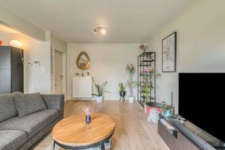 In de Heerweg-Zuid te Gent (Zwijnaarde) bevindt zich dit instapklaar 2-slaapkamerappartement uit 2011. Met maar liefst 92,7 m² bruto-oppervlakte (of 86 m² netto) en een buitenruimte van meer dan 50 m² biedt dit pand u heel wat ruimte. De keuken en badkamer werden voorzien van alle modern comfort. De keuken beschikt over diverse inbouwtoestellen (kookvuur, oven en vaatwas), waardoor het een heerlijke plek is om te koken voor vrienden en familie. De badkamer is ideaal door de aanwezigheid van zowel een ligbad als een regendouche en het dubbele lavabomeubel zorgt voor een absoluut gemak. De leefruimte en slaapkamers genieten van kamerhoge raampartijen die zorgen voor veel lichtinval in het hele appartement. Van dit daglicht kan je tot slot uitgebreid genieten op het riante terras/stadstuin. Tot slot beschikt het appartement over een ondergrondse autostaanplaats en een gemeenschappelijke fietsenstalling.Dit appartement is ideaal voor eigen bewoning en dit zowel voor jong als oud. Door de grote buitenruimte is dit pand ook ideaal voor dierenliefhebbers. Tot slot leent dit pand zich perfect als investering. Indeling: Inkomhal met gastentoilet, leefruimte met keuken en aansluitende berging, 2 slaapkamers met toegang tot de buitenruimte, badkamer met ligbad en douche. Ondergrondse autostaanplaatsTroeven: - Instapklaar;- Veel lichtinval- Badkamer met bad en douche;- Goede verbinding met Gent centrum en diverse invalswegen;- Nabijheid van winkels, scholen, openbaar vervoer, ... . Bestuursmaatregelen in het maatregelenregister: nee