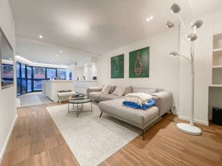 Appartement élégant et prêt à emménager avec une grande terrasse, situé à quelques pas de la mer.<br />L'appartement avec entrée privée est fini avec des matériaux de qualité.<br />Disposition: Cuisine ouverte entièrement équipée avec table à manger intégrée, offrant tout le confort. Salon convivial. Buanderie séparée prévue pour l'installation d'une machine à laver. Première chambre complète avec armoires encastrées. Dressing séparé. Salle de douche. Deuxième chambre complète avec armoires encastrées et une troisième chambre adjacente avec armoires encastrées. Salle de bains. Deux des trois chambres donnent sur la terrasse avec un espace de rangement à l'arrière. Faibles charges générales.<br />L'appartement est fortement recommandé en raison de sa finition, de son confort, de son emplacement,...