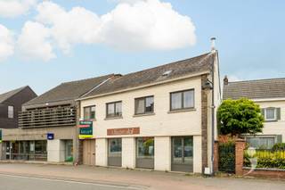 <p><span>Op zoek naar een ruime woing met een centrale ligging in Haacht? Dan is deze instapklare woning zeker een bezoek waard.</span></p><p><span> </span></p><p><span>Op het gelijkvloers geniet u van een lichtrijke leefruimte met zithoek en eetplaats. Aansluitend is er een functionele keuken met gasvuur, wastafel en voldoende kastruimte. Naast de keuken is er nog een praktische bijkeuken/wasplaats en een gastentoilet. </span></p><p><span> </span></p><p><span>De eerste verdieping telt drie zeer ruime slaapkamers met een authentieke houten vloer. Verder is er een badkamer met bad-douchecombinatie, wastafel en een tweede toilet. De ruime zolderverdieping biedt bovendien de mogelijkheid om extra kamers te creëren. Daarnaast beschikt de woning over een kelder, ideaal als stockageruimte, en een extra buitenberging.</span></p><p><span> </span></p><p><span>Buiten geniet u van een binnenkoer/terras.</span></p><p><span> </span></p><p><span>De woning werd reeds uitgerust met hoogrendementsbeglazing en de elektriciteit is conform. De woning is momenteel verhuurd.</span></p><p><span> </span></p><p><span>Interesse in deze woning? Contacteer ons op 016 15 31 15 of info@immolivit.be</span></p><p><span> </span></p><p><span> </span></p>
