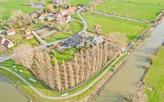 Restaurant De Hooipiete biedt een unieke opportuniteit voor wie wonen en ondernemen wil combineren of op zoek is naar een veelzijdig investeringsvastgoed. Deze volledig uitgeruste horecazaak met ruime privéwoning en twee B&B-kamers bevindt zich op een perceel van maar liefst 4.370 m² langs de oevers van de Ijzer te Fintele. Het restaurantgedeelte (90 zitplaatsen) op het gelijkvloers omvat een sfeervolle restaurantzaal met een gezellige houtkachel. Dankzij scheidingsdeuren kan de ruimte flexibel worden ingedeeld in één grote zaal of meerdere aparte ruimtes. Aansluitend bevindt zich een veranda met tegelvloer, vloerverwarming en een accordeondeur naar het ruime terras met 90 extra zitplaatsen. De professionele keuken is volledig uitgerust. Verder beschikt het restaurant over een sanitaire blok. Buiten bevindt zich een tuin met tuinberging, dierenverblijf en aanlegsteiger (mogelijkheid tot overname rederij luxe-sloepen)<br /><br />De privéwoning bevindt zich op de eerste en tweede verdieping. Op de eerste verdieping vinden we een ruime leefruimte met parketvloer, en draaibare houtkachel, een eetkamer met ingemaakte kast en toegang tot het terras, een praktische wasruimte/keuken, een badkamer, een apart toilet en een sportkamer met vaste trap naar de bovenverdieping. De tweede verdieping omvat drie slaapkamers, waarvan één ingericht als dressing en een bureau met prachtige verzichten. Verschillende ruimtes beschikken over ingemaakte kasten. De woonst biedt alle comfort voor een gezin dat wonen en werken wenst te combineren.<br /><br />Het B&B-gedeelte beschikt op het gelijkvloers over twee ruime garages met kantelpoort en drijfkracht. Op de eerste verdieping bevinden zich twee volwaardige gastenkamers van elk 40 m², beide uitgerust met een bad met douchemogelijkheid, lavabomeubel, toilet, elektrische verwarming en boiler. Deze units vormen een interessante bijkomende inkomstenbron of uitbreidingsmogelijkheid binnen het horecaconcept.<br /><br />Deze eigendom onderscheidt zich door haar instapklare horecakeuken, flexibiliteit van fucnties, de combinatie van wonen en werken, de twee ruime B&B-units, het zuidgericht perceel, het grote terras met 90 zitplaatsen, Een uitzonderlijke kans voor ondernemers of investeerders die op zoek zijn naar ruimte, mogelijkheden en rendement.