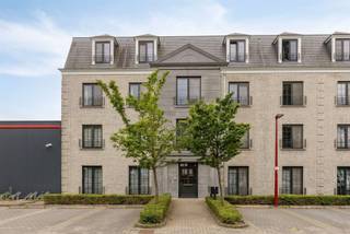 <p><span>Op een toplocatie, vlakbij het kerkplein in het centrum van Lint, bevindt zich dit instapklare appartement op de tweede verdieping van een verzorgd gebouw (2010) met lift. Winkels, openbaar vervoer en andere voorzieningen liggen op wandelafstand.</span></p><p><span> </span></p><p><span>Via de inkomhal met vestiaire en apart gastentoilet bereikt u de lichtrijke leefruimte met halfopen keuken en praktische berging. Het aansluitende, zuidwestgerichte terras biedt een aangename plek om van de zon te genieten.</span></p><p><span> </span></p><p><span>Het appartement beschikt over twee ruime slaapkamers, waarvan één met ingebouwde dressingkasten. Deze kamer kan eventueel worden aangepast tot een derde slaapkamer of bureau. De badkamer is uitgerust met een douche, wastafel en aansluitingen voor wasmachine en droogkast. Een private ondergrondse berging en een gemeenschappelijke fietsenberging maken het geheel compleet.</span></p><p><span> </span></p><p><span>Troeven</span></p><p><span>EPC-label A</span></p><p><span>Elektrische installatie conform</span></p><p><span>Zonnig zuidwestgericht terras</span></p><p><span>Elektrische rolluiken in leefruimte en keuken</span></p><p><span>Ruime leefruimte met veel lichtinval</span></p><p><span>Lage gemeenschappelijke kosten (ca. 130/maand)</span></p><p><span>Fietsenberging apart</span></p><p><span>Kelderberging inclusief</span></p>