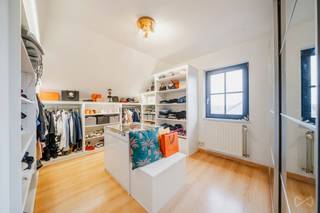 We Invest Hesbaye biedt deze ruime open bebouwing aan in Oreye, gelegen op een mooi perceel van meer dan 1.000 m², met terras, pergola en...