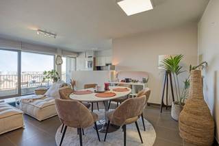 Dit verrassend verfijnde appartement van 72 m² op de zevende verdieping vertelt een verhaal van rust en vrijheid. Binnen ontmoet een knappe...