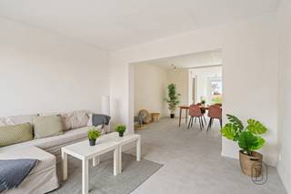 Te koop: volledig gerenoveerde woning met mooie tuin op een rustige locatie te Ingooigem

Op een uiterst rustige locatie met prachtige open vergezichten bevindt zich deze volledig gerenoveerde woning.

Wat maakt dit pand uniek?
Via de inkomhal kom je in de ruime en lichtrijke leefruimte, die naadloos aansluit op de moderne open keuken. Vanuit de leefruimte geniet je van mooie zichten op het omliggende landschap. Daarnaast beschikt de woning over een praktische wasplaats en een kelder. 
Op de eerste verdieping bevinden zich twee volwaardige slaapkamers en een stijlvolle badkamer met inloopdouche. 
De zolderverdieping werd ingericht als een ruime derde slaapkamer, perfect als masterbedroom of polyvalente ruimte.

Mooie tuin en aangelegd terras. 

De woning is voorzien van centrale verwarming op gas en een regenwaterput van 10.000 liter.

Voor wie is dit ideaal?
Ideaal voor koppels of gezinnen die een instapklare woning zoeken op een rustige ligging, met open zicht en kwalitatieve afwerking.

Te koop via Immo Beguin, jouw vastgoedexpert sinds 2009, met kantoren in Ronse, Waregem, Kortrijk, Deinze, Doornik en Lessines.
Bezoek na afspraak via: arne@immobeguin.be