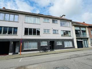 <p>Dit gezellig appartement in het centrum van Temse beschikt over een inkomhal, een lichtrijke woonkamer, een ingerichte keuken met vernieuwde toestellen (frigo met vriesvak, heteluchtoven, inductiekookvuur, dampkap) en aansluitend een berging.</p>
<p>In het appartement zijn 2 ruime slaapkamers (15 m² en 10 m²) aanwezig en de badkamer werd eveneens opgefrist. Vanuit de slaapkamer bereikt u het zonnige terras aan de achterkant van het gebouw.</p>
<p>Het appartement is gelegen op de 1<sup>e</sup> verdieping (geen lift aanwezig) en werd volledig geschilderd en opgefrist. Huurprijs € 765 inclusief gemeenschappelijke kosten. EPC 201. Onmiddellijk beschikbaar.</p>
<p>Zeer centraal gelegen in het centrum van Temse, op wandelafstand van winkels, scholen en openbaar vervoer. Goede verbinding met N16 en E17.</p>