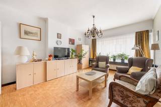 <p><span>Dit ruim 2 slaapkamer appartement is gelegen op de 5de verdieping van een gebouw op de hoek van de Congresstraat en de Carnotstraat. Op wandelafstand vindt u verschillende winkels, scholen en haltes van het openbaar vervoer. </span></p><p><span> </span></p><p><span>U betreedt het appartement via de inkomhal met ingemaakte kast en apart gastentoilet. Vooraan in het appartement ligt de leefruimte met daarnaast de keuken. </span></p><p><span> </span></p><p><span>Verder zijn er nog 2 ruime slaapkamers, waarvan de grootste toegang geeft tot het terras, en de badkamer. Bij het appartement komt nog een handige kelderberging. <br /><br />Het appartement is momenteel verhuurd.</span></p><p><span> </span></p><p><span> </span></p>