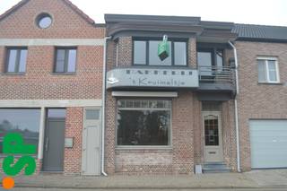 Nabij het centrum toch rustig gelegen woning bestaande uit inkomhall, leefruimte, keuken, berging, badkamer met douche, kelder, 3 slaapkamers.EPC:...