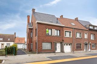 In Ardooie bevindt zich deze halfopen ééngezinswoning op een uitzonderlijk ruim perceel van 827m². Dankzij de stevige structuur, de ruime indeling...