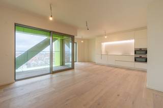 In Knokke-Heist verrijst een nieuwe landmark, naar een ontwerp van het internationaal gerenommeerd architectenbureau Jakob + MacFarlane en uitgevoerd door B2Ai.<br />Dit appartement is gelegen op de 10e verdieping en genietend van een zeezicht.<br />Indeling:<br />Inkomhal met gastentoilet en vestiaire. Lichtrijke leefruimte en open keuken, terras van 4,60m2. Volwaardige slaapkamer met ensuite douchekamer (douche + dubbele lavabo). Berging met plaats voor was- en droogmachine.<br />Incl. gemeenschappelijke fietsenberging + mogelijkheid tot aankoop van een inpandige privatieve kelderberging, fietsbox en garage(staanplaatsen/boxen). Qua technieken is het gebouw voorzien van een moderne afwerking en tevens voorzien van een warmtepomp in combinatie van Geothermie.<br /><br />Hoost zorgt voor een unieke beleving en een instant vakantiegevoel.