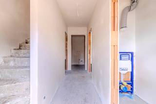 Casco HOB met e-peil < 10, bevat 3 / 4 slaapkamers, 2 badkamers, tuin en garage. Rustig gelegen met zicht op beschermde groenzone, doch centraal nabij scholen, openbaar vervoer en invalswegen. <br /><br />Indeling GLV: inkomhal; gastentoilet; leefruimte met open geïnstalleerde keuken; berging; woonkamer met zicht op en toegang tot de tuin + achterdeur. <br /><br />1V: nachthal met apart toilet; wasplaats; (kinder)badkamer; 2 slaapkamers; masterbedroom met ensuite badkamer. <br /><br />2V: vaste trap naar de zolder (31<span>m²) met </span>mogelijkheid tot afwerking (slaapkamer, bureau- / hobbyruimte, etc); voorzien van een technische ruimte.<br /><br />Buitenruimte (aan te leggen) met prachtig zicht op beschermde groenzone; externe garage (22<span>m²)</span>met sectionaal poort. <br /><br />Casco = afgewerkt tot bezetting / PUR en chape; sanitaire en elektrische leidingen worden gelegd; warmtepomp, ventilatie-unit D, zonnepanelen en omvormer, sanitaire apparaten (geen meubelen) worden geleverd en geïnstalleerd. <br /><br />Algemeen: <br />- E-peil < 10<br />- Domotica Loxone (mini) <br />- Waterrecuperatie<br />- 5 jaar 100% korting op onroerende voorheffing<br /><br />Voor meer info of een bezoek: 0472 22 22 44 of thanee@solittvastgoed.be.