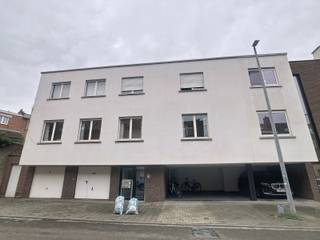 Nieuwbouw appartement met veel lichtinval en afgewerkt met hoogwaardige materialen.Dit appartement bestaat uit een grote, lichtrijke woonkamer met...