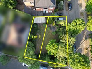 Op een perceel van 142,9 m² bevindt zich deze vergunde bouwgrond voor het oprichten van een eengezinswoning. De bouwgrond maakt deel uit van een recent goedgekeurde verkaveling aan de Frans Standaertlei in Sint-Mariaburg te Ekeren. Met een straatbreedte van 6,90 meter biedt dit perceel de mogelijkheid om een gesloten eengezinswoning te realiseren.<br /><br /><strong>Bouwmogelijkheden:</strong><br />De verkavelingsvergunning voorziet op dit lot één eengezinswoning. De woning moet verplicht worden uitgevoerd met twee volwaardige bouwlagen onder een hellend dak.<br /><br />Zowel het gelijkvloers als de eerste verdieping hebben een maximale bouwdiepte van 9 meter. Ook de dakverdieping onder het hellende dak heeft een maximale bouwdiepte van 9 meter. De maximale kroonlijsthoogte bedraagt 6,50 meter en de maximale nokhoogte 11 meter.<br /><br />Dankzij de compacte perceeloppervlakte is dit een interessante opportuniteit voor wie op zoek is naar een eigen nieuwbouwproject in een gevestigde woonomgeving.<br /><br /><strong>Perceel:</strong><br />Het perceel heeft een oppervlakte van 142,9 m² en een straatbreedte van circa 6,90 meter. De bouwzone sluit aan op de bestaande bebouwing, met achteraan ruimte voor een private tuin.<br /><br /><strong>Bijzonderheden:</strong><br />Perceel: 142,9 m².<br />Straatbreedte: ca. 6,90 m.<br />Bestemd voor één eengezinswoning.<br />Verplicht twee volwaardige bouwlagen onder hellend dak.<br />Bouwdiepte gelijkvloers: max. 9 m.<br />Bouwdiepte eerste verdieping: max. 9 m.<br />Bouwdiepte dakverdieping: max. 9 m.<br />Maximale kroonlijsthoogte: 6,50 m.<br />Maximale nokhoogte: 11 m.<br /><br /><strong>Ligging:</strong><br />De bouwgrond is gelegen in het charmante Sint-Mariaburg te Ekeren, een rustige en aangename woonwijk die bekendstaat om haar karaktervolle straten en woonkwaliteit. Dankzij de gunstige ligging nabij scholen, winkels en openbaar vervoer biedt deze locatie een fijne balans tussen rust en dagelijkse bereikbaarheid.