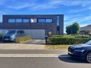 Bezoekmoment maandag 24/08 tussen 17:00u en 18:00u, <strong>mits het maken van een afspraak! </strong><br /><br />Op zoek naar een unieke en instapklare woning op een prachtige locatie? Deze moderne woning, gelegen aan Berg 31A in Deinze (Meigem), combineert comfort, duurzaamheid en een schitterend uitzicht! Met een bewoonbare oppervlakte van 190m² en een slimme indeling over 2 verdiepingen, biedt dit huis alles wat je nodig hebt voor een luxueus en energiezuinig leven.<br /><br /><strong>Indeling:</strong>
<ul>
<li>Gelijkvloers:
<ul>
<li>3 ruime slaapkamers;</li>
<li>Toilet;</li>
<li>Moderne badkamer met bad, douche en wastafel;</li>
<li>Garage, ideaal voor het veilig opbergen van je wagen of extra opbergruimte.<br /> </li>
</ul>
</li>
<li>1e verdieping
<ul>
<li>Ruime leefruimte en volledig uitgeruste keuken, waar je dankzij de verhoogde ligging volop kan genieten van de prachtige vergezichten;</li>
<li>Praktische berging voor extra opslag;</li>
<li>Toilet.</li>
</ul>
</li>
</ul>
<strong>Duurzaamheid en comfort:</strong>
<ul>
<li>Zonnepanelen en een lucht/water-warmtepomp zorgen voor een energiezuinige woning;</li>
<li>Regenwaterrecuperatie via een regenwaterput van 10.000 liter, ideaal voor het spoelen van de toiletten, de wasmachine en de buitenkraan;</li>
<li>Voorzien van een waterverzachter;</li>
<li>Instapklaar: de woning is volledig geschilderd en voorzien van inbouwverlichting en raamdecoratie.</li>
</ul>
<strong>Pluspunten:</strong>
<ul>
<li>Energie-efficiënt: dankzij de zonnepanelen en warmtepomp geniet je van een lage energiefactuur;</li>
<li>Instapklaar: geen bijkomende kosten voor schilderwerken of verlichting, alles is reeds voorzien;</li>
<li>Tuin: een mooie tuin om van de rust en de natuur te genieten.</li>
</ul>
<strong>Ligging:</strong>
<ul>
<li>Natuur: gelegen in het rustige en groene Meigem, ideaal voor wie houdt van wandelingen in de natuur of fietstochten door het Vlaamse platteland;</li>
<li>Mobiliteit: vlotte verbindingen naar Deinze en omliggende steden zoals Gent. De woning ligt nabij belangrijke verbindingswegen, terwijl je toch geniet van de rust van het platteland;</li>
<li>Horeca en winkels: verschillende gezellige restaurants, cafés en winkels bevinden zich in de buurt, zowel in Deinze als in de omliggende dorpen.</li>
</ul>
<br />Deze woning biedt een perfecte balans tussen rust, comfort en moderne duurzaamheid. Maak snel een afspraak om deze unieke huurwoning te bezichtigen!<br /><br />Huurprijs: 1 420,00 euro<br />Beschikbaar: 01/11/2026 <br /><br />Heeft u graag meer informatie of een bezoek gepland? Aarzel dan niet om ons te contacteren op 09 395 05 40 of verhuur@concept-home.be