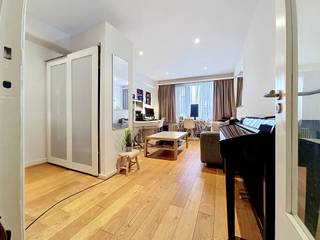 <pre><span>Informatie & bezichtigingen: +32 2 315 51 71
Ixelles / Fernand Cocq - We Invest biedt dit mooie studio-appartement van circa 40m² met slaapgedeelte aan, in uitstekende staat en ideaal gelegen! Energielabel (EPC) D+, elektrische installatie voldoet aan de voorschriften! Momenteel verhuurd voor € 900 per maand exclusief servicekosten! Ideaal voor investering of starters!</span></pre>