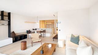 Luxueus afgewerkt appartement in de Kustlaan in het Zoute vlakbij de Minigolf en de Sparrendreef. Er zijn twee slaapkamers, een leuk zonneterras met een mooi open zicht en er kan een garagebox aangekocht worden op 150 meter van het appartement. Energielabel A.<br /><br />Indeling: Inkomhal met ingebouwde vestiairekast, een prachtige woonkamer met een mooie parketvloer, een op maat gemaakte televisiekast en een gezellige eetplaats voorzien van een ingewerkte zitbank. Een volledige ingerichte keuken voorzien van Miele toestellen en travertin keukentablet. Vanuit de woonkamer en vanop het terras is het genieten van de zon en de mooie open zichten over het Zoute. Het appartement telt 2 ruime slaapkamers telkens voorzien van een eigen badkamer. Er zijn maatkasten in de slaapkamers en in de inkomhal. Verder nog een gastentoilet en een bergruimte met aansluiting voor de wasmachine en droogkast. <br /><br />Grote privatieve kelderberging inbegrepen. Op enkele stappen van het appartement kan er een gemakkelijk in te rijden garagebox aangekocht worden. <br /><br />Bezoeken? Graag na afspraak met Willem Cauwels op GSM 0477/60.12.16.