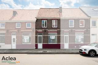Te renoveren rijwoning met veel potentieel op een praktische locatie in Eeklo. De woning heeft volgende indeling: inkomhal, toilet, badkamer, open...