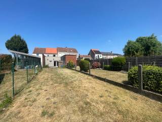 Verzorgde woning met tuin en 2 slaapkamers.<br /><br />Deze woning is ingedeeld als volgt:<br />* Gelijkvloers: Inkom, woonkamer met open keuken, badkamer en wc<br />* 1ste verdieping: 2 slaapkamers<br />+ zolder <br />+ zongericht <br /><br />Voor een bezoek, gelieve uw aanvraag in te dienen via onderstaande link:<br />https://mijnhuurprofiel.be/property/8b9c613d-97fb-407a-960f-bcb0c796ddaa<br />
