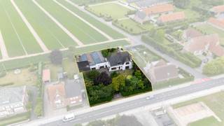 Verscholen achter een statige haag en een toegangspoort langs de Pittemstraat bevindt zich deze karaktervolle jaren '50-villa, een eigendom die de degelijkheid, charme en royale ruimtes van weleer perfect combineert met een uitzonderlijke ligging. Via de private oprijlaan bereikt u de woning, waar ruime parkeermogelijkheden op eigen terrein voor extra comfort zorgen.<br /><br />Bij het binnenkomen wordt u verwelkomd in een royale inkomhal met afzonderlijke vestiaire en gastentoilet. De authentieke dubbele deur leidt naar de bijzonder ruime leefruimte, die naadloos overgaat in de geïntegreerde orangerie. Hier geniet u in alle rust van een prachtig zicht op de fraai aangelegde, volledig private tuin en het zonneterras.<br /><br />Daarnaast beschikt de woning over een ruime, afzonderlijke keuken met aansluitend een tweede leefvleugel die ingericht is als gezellige eet- en zitruimte. Verder vindt u op het gelijkvloers een praktische was- en berging, evenals een ruime kelder.<br /><br />De eerste verdieping omvat een royale nachthal, vier volwaardige en bijzonder ruime slaapkamers en een grote badkamer. Via een vaste trap bereikt u de tweede verdieping, momenteel opgedeeld in twee zolderruimtes, die zich uitstekend lenen voor de inrichting van extra slaapkamers, een hobbyruimte, bureau of polyvalente ruimte.<br /><br />Een absolute meerwaarde vormen de drie afzonderlijke loodsen naast de villa. Deze bieden tal van mogelijkheden voor opslag, een zelfstandige activiteit, een atelier of een combinatie van wonen en werken.<br /><br />Bent u op zoek naar een karaktervolle woning met uitzonderlijk veel ruimte, privacy en potentieel, waar u wonen en professioneel gebruik moeiteloos kunt combineren op een strategische locatie? Dan is deze unieke eigendom zonder twijfel een bezoek waard.<br /><br />Schrijf u vandaag nog in voor het exclusieve lanceermoment op woensdag 29 juli. U ontvangt een persoonlijk bezoekmoment, het volledige verkoopdossier en de mogelijkheid om nadien een bod uit te brengen.<br /><br />(De vermelde prijs betreft een richtprijs).