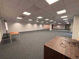 Dit kantoor op het eerste verdiep biedt 360 m² aan moderne en efficiënte werkruimte voor ondernemers en professionals die op zoek zijn naar...