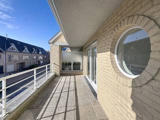 Op zoek naar een ruim en lichtrijk duplex appartement op een rustige ligging in Oostende? Dit instapklare appartement, biedt uitzonderlijk veel ruimte, comfort en 2 grote terrassen. Indeling:Verdieping 1:- Zeer ruime en lichtrijke leefruimte- Grote terrassen aan beide zijden- Open, volledig ingerichte keuken met toestellen- Berging- Apart gastentoiletVerdieping 2:- 2 zeer grote slaapkamers- Badkamer met ligbad en douche, lavabomeubel- Apart toiletExtra troeven:-Duplex appartement met veel ruimte en lichtinval-Twee ruime terrassen-Zeer lichtrijke leefruimte-Rustige liggingDit duplex appartement combineert ruimte, licht en een rustige ligging in Oostende. Ideaal voor wie comfortabel wil wonen aan de kust.Geïnteresseerd in dit appartement te huur in Oostende?Surf naar www.dewaele.com, zoek het pand op en klik op de rode knop "Vraag je bezoek aan". Vul kort je profiel in, en wij nemen daarna contact met je op voor een bezoek. Let op: telefonisch kunnen er geen afspraken gemaakt worden.