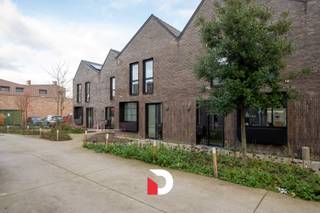 Deze nieuwbouwwoning maakt deel uit van de kleinschalige verkaveling 'Tille', dewelke gelegen is op een ideale uitvalsbasis te Sint-Michiels (Brugge), vlakbij invalswegen, E40, winkels, scholen en op voetafstand van het station en centrum Brugge, .... Het woonerf zelf is niet ontsloten en hierdoor bijzonder rustig / groen en kindvriendelijk. <br />De zeer recente woning ('2019) beschikt over een inkomhal, aangename leefruimte met zicht op de leuke tuin, een half open keuken met annex een berging, 3 slaapkamers , een badkamer met ligbad en douche, wasberging en 2 WC's. Verder beschikt de woning ook over een Zuid-Oost-georiënteerde tuin met terras en een stuk gazon. De woning is zeer energiezuinig opgevat, en is afgewerkt met kwalitatieve materialen (oa. keramische parketvloer, etc). Bij aankoop van de woning wordt dient de ondergrondse parkeerplaats te worden aangekocht t.w.v € 25.000,- . Deze recente woning wordt verkocht onder het registratierecht. <br />Maak snel een afspraak om deze ideale woning (zowel voor eigen bewoning als voor investering) te ontdekken: www.immodelbecque.be