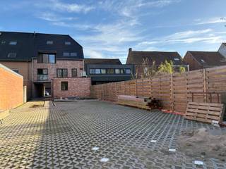 AANKOOP AAN 6% BTW MOGELIJK voor zowel eigen woning als investering, indien u aan de voorwaarden voldoet.
<p>Dit appartement is instapklaar bij akte.</p>
In deze kleinschalige nieuwbouwresidentie in het centrum van Sijsele bevindt zich dit kwalitatief afgewerkt appartement, perfect gelegen in het centrum van Sijsele. Een ideale combinatie van modern comfort en hedendaagse architectuur.<br /><br />Het appartement is toekomstgericht uitgerust met hernieuwbare energie: een WARMTEPOMP met vloerverwarming en ZONNEPANELEN, wat garant staat voor energiezuinig en comfortabel wonen.<br /><br />Het appartement verwelkomt u met een inkomhal en een gastentoilet. De ruime en lichtrijke leefruimte sluit naadloos aan op de volledig uitgeruste open keuken (39m² samen), met aansluitend een praktische grote berging. Verder beschikt het appartement over een moderne badkamer met inloopdouche en 2 slaapkamers (14 en 9m²).<br /><br />Buiten genieten kan volop op het privatief terras.<br /><br />Plaats in de gemeenschappelijke fietsenstalling en vuilnisberging zijn inbegrepen.<br /><br />Aankoop parking aan €15.500 .<br /><br />Een ideale woonst voor eigen gebruik of als slimme investering.<br /><br />Interesse? Dit appartement is zeker een bezoek waard! Contacteer Bonne Vastgoed via 050/73.73.73 of via info@bonnevastgoed.be