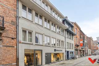 Bienvenue dans ce charmant appartement une chambre, idéalement situé au cœur vibrant de Louvain, au 5a Savoyestraat.<br />Situé au troisième étage d’un immeuble bien entretenu, cet appartement offre une oasis de calme en plein centre-ville, avec une vue magnifique sur le jardin verdoyant du Musée M et sur la bibliothèque universitaire emblématique.<br /><br /><br />Agencement<br /><br />Dès l’entrée, vous serez accueilli dans un séjour lumineux avec de grandes fenêtres laissant pénétrer une abondante lumière naturelle. La cuisine ouverte s’intègre harmonieusement à la pièce de vie et est entièrement équipée pour votre confort.<br />La chambre, spacieuse et paisible, constitue un véritable refuge pour échapper à l’agitation urbaine. La salle de bain comprend une douche, un lavabo et des toilettes.<br /><br /><br />Atouts<br /><br />Emplacement exceptionnel au centre de Louvain, à distance de marche des commerces, restaurants et transports en commun<br /><br />Situation calme à l’avant du bâtiment, avec vue sur le jardin du Musée M et la bibliothèque universitaire<br /><br /><br />Situation<br /><br />La rue Savoyestraat se trouve à deux pas de la Ladeuzeplein, de la Bondgenotenlaan et des campus universitaires. Malgré sa situation centrale, vous y profiterez d’un cadre paisible, d’une grande intimité et d’une vue unique — une combinaison rare en centre-ville.<br /><br />Si cet appartement vous intéresse, n’hésitez pas à contacter BVM immobilier ou à téléphoner au 016 23 21 45.