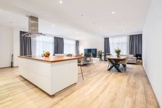 Met zijn royale 220 m² bewoonbare oppervlakte, drie ruime slaapkamers en een doordachte indeling combineert dit appartement comfort, ruimte en...