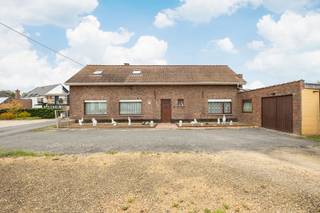 <p>Welkom in deze landelijke open bebouwing te Haacht, gelegen op een ruim perceel van maar liefst 1.720 m². De woning beschikt over 275 m² bewoonbare oppervlakte en is ingedeeld met 4 ruime slaapkamers, een badkamer, een lichtrijke leefruimte en keuken.<br /><br />De grote tuin vormt een absolute troef: een oase van rust, omringd door groen en ideaal voor ontspanning, tuinprojecten of hobby’s. Dankzij de landelijke ligging geniet u van stilte en privacy, terwijl winkels, scholen en openbaar vervoer zich toch binnen bereik bevinden. Bovendien geniet u van een zeer goede bereikbaarheid richting Mechelen, Leuven en Brussel, gezien de makkelijke bus- en treinverbinding.<br /><br />Deze woning is op te frissen, maar biedt eindeloos potentieel om er uw eigen droomproject van te maken. Door de ruime perceeloppervlakte kan het pand ook bekeken worden als bouwgrond, wat extra mogelijkheden biedt voor wie op zoek is naar een nieuwbouw- of investeringsproject. Met de combinatie van ruimte, rust, authenticiteit en bereikbaarheid is dit pand een unieke opportuniteit voor wie droomt van een project op een ruim perceel in een groene omgeving.<br /><br />Enkele kenmerken:<br />- Asbestveilig<br />- Zeer rustig gelegen<br />- Zeer goede bereikbaarheid richting Mechelen, Leuven en Brussel<br />- Renovatieplicht van toepassing<br /><br />Graag meer info of een bezoek ingepland? Contacteer ons via 0492 83 88 19 of jarno@groepvanhaute.be</p>