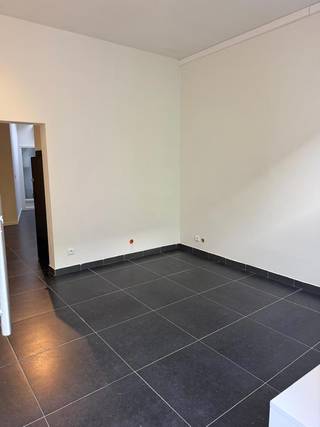 Deze instapklare rijwoning ligt aan de stadsrand van Aalst, vlak bij winkels en het stadspark.<br />Beneden vind je een leefruimte met gaskachel, een ingerichte keuken met oven en een badkamer met douche. De woning beschikt over twee slaapkamers, waarvan één op de zolderverdieping. De leefruimte is voorzien van een airco/warmtepomp.<br />Een praktische woning op een goede ligging, met alles wat je nodig hebt in de buurt.