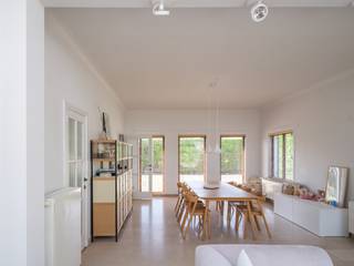 <strong>Karaktervolle en vrijstaande gezinswoning met onder meer drie slaapkamers, gelegen op een gunstig perceel van ca. 930 m² in Lovendegem.</strong><br /><br />Deze lichtrijke woning is gelegen in Lovendegem, op korte afstand van winkels en dagelijkse voorzieningen. Ook Gent centrum is vlot bereikbaar in ongeveer 20 minuten.<br /><br />De woning beschikt over een praktische en aangename indeling. De mooie houtaccenten zorgen voor warmte en karakter en dragen bij aan de gezellige sfeer. Op de gelijkvloerse verdieping vinden we de inkomhal, een ruime leefkeuken met ziteiland, de lichtrijke eet- en zitruimte met haard en zicht op de tuin alsook een tweede toegang tot woning (achteraan) met gastentoilet en vestiaire. Ook een praktische kelder is voorzien.<br /><br />Op de eerste verdieping zijn er drie slaapkamers, een afzonderlijk toilet en een op te frissen badkamer. <br /><br />Met een EPC B, zonnepanelen en een laadpaal is er bovendien aandacht voor energiezuinig en comfortabel wonen. <br /><br />Rondom de woning bevinden zich verschillende terrassen, waardoor u op verschillende momenten van de dag een fijne plek in de zon of schaduw vindt. De twee bijgebouwen vormen een bijkomende troef en bieden extra opslagruimte.<br /><br /><strong>Kortom, de ideale woning voor wie karaktervol en lichtrijk wil wonen op een perceel met veel privacy.</strong><br /><br />Voor meer informatie, mail naar info@carloeggermont.be