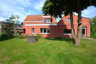 Landelijk gelegen, charmante OB met 3 slaapkamers, op te frissen stal en weide op een totale grondoppervlakte van 2235 m² te Koningshooikt. Deze...