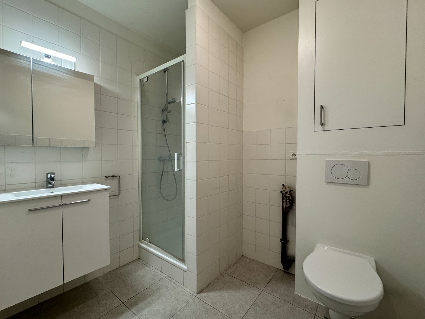 Verzorgd gelijkvloers appartement met 2 slaapkamers en garage. - foto 4