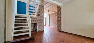 Brugge centrum: deze woning is gelegen tussen het Zand en het Beursplein, op wandelafstand van het station. Indeling gelijkvloer: inkom, toilet, living, open keuken en terras met berging. Zithoek/bureau op tussenverdieping. Op eerste verdieping: 2 grote slaapkamers en badkamer. Op tweede verdieping grote zolderkamer met aansluitend mooi dakterras. Onder de tussenverdieping is een praktische kelder/berging voor onder andere wasmachine. Daar staat ook de recente CV-ketel. De woning biedt groot potentieel, is stevig gebouwd en vraagt enkel een lichte opfrissing wegens verhuurd tot op heden. Doch met relatief beperkte kosten is de woning direct instapklaar. EPC attest label C score 226 kWh/m2. Op zoek naar een pand voor verhuring? Daarvoor is deze woning ook zeer geschikt (verhuurbaar aan minstens 900 euro/maand). Wenst u een bezoek? Bel 050/70 70 00 of 0475/812 810