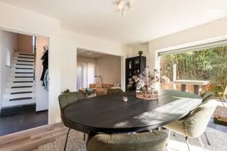<p><span>In het centrum van Vinderhoute bevindt zich deze charmante vrijstaande woning, die in 2022 mooi en smaakvol werd gerenoveerd. <br /><br />De woning is netjes afgewerkt, instapklaar en vormt een ideale thuis voor starters, jonge gezinnen of wie op zoek is naar een gezellige woning op een centrale locatie.</span></p>
<p><span>Binnen geniet je van een aangename en sfeervolle inrichting met een praktische indeling. <br /><br />De woning beschikt over twee slaapkamers en biedt het nodige hedendaagse wooncomfort.</span></p>
<p><span>Rondom de woning bevindt zich een compacte maar gezellige tuin, waardoor je op verschillende plaatsen van de buitenruimte kunt genieten. </span></p>
<p><span>Met een gunstig EPC C zijn er bovendien geen energetische renovatieverplichtingen. <br /><br />De ligging is bijzonder praktisch: recht tegenover de school, in het hart van Vinderhoute en met een vlotte verbinding naar de belangrijkste invalswegen en Gent.</span></p>
<p><span>Een charmante, instapklare woning op een leuke locatie waar gezelligheid en praktisch wonen mooi samenkomen.</span></p>
<p><span>Interesse? Bel Top Vastgoed voor een bezoek op 0475 700 700.</span></p>