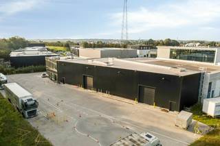 Dit recente bedrijfsgebouw in de 9e Liniestraat in Aarschot combineert 269 m² hoogwaardige kantoren met een ruim en praktisch magazijn van 660 m².<br /><br />Het kantoorgedeelte onderscheidt zich door de kwalitatieve afwerking, moderne uitstraling en grote raampartijen die zorgen voor een aangename natuurlijke lichtinval. De kantoren zijn ingericht met oog voor comfort en beschikken onder meer over een volledig uitgeruste keuken en verzorgd sanitair. Dit resulteert in een professionele en aangename werkomgeving voor medewerkers en bezoekers.<br /><br />Aansluitend bevindt zich het magazijn van 660 m². De open en functionele indeling biedt ruime mogelijkheden voor opslag, logistiek en diverse bedrijfsactiviteiten. Dankzij de drie magazijnpoorten is de ruimte bovendien vlot toegankelijk en zijn laden en lossen praktisch georganiseerd.<br /><br />Ook de ligging vormt een belangrijke troef. Het bedrijfsgebouw bevindt zich in de 9e Liniestraat in Aarschot en geniet van een vlotte verbinding naar de belangrijkste invalswegen. Hierdoor is het pand goed bereikbaar voor medewerkers, klanten en leveranciers.<br /><br />Met een totale oppervlakte van 929 m², een hoogwaardige afwerkingsgraad en een praktische combinatie van kantoren en magazijn vormt dit bedrijfsgebouw een moderne en representatieve uitvalsbasis voor diverse ondernemingen.<br /><br />Bij interesse in dit vastgoed, neem gerust contact op via +32 470 85 30 84.