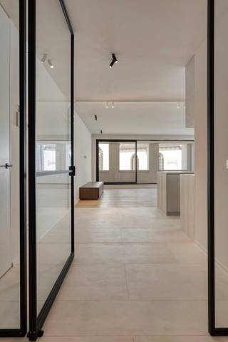 <p><strong>Prestigieus nieuwbouwproject “The Ensemble” in het hart van Assenede, waar stijl en comfort samenkomen in een unieke, karaktervolle omgeving.</strong><br /><br /><strong>Indeling<br /></strong>Via de inkomhal betreedt men het appartement op de eerste verdieping. Recht tegenover de inkomdeur bevindt zich het apart gastentoilet. Aansluitend bereikt men de ruime hal die toegang biedt tot de badkamer, <strong>twee slaapkamers</strong> en de leefruimte. Beide slaapkamers zijn reeds voorzien van <strong>ingebouwde kasten</strong>.<br /><br />Via de <strong>zwarte stalen deur</strong> komt men in de <strong>moderne leefkeuken</strong>. Links van de deur bevindt zich een ruime technische berging met aansluitingen voor wasmachine en droogkast, evenals de mogelijkheid tot het plaatsen van een extra koelkast en/of diepvries. Verder beschikt de keuken over een ruim kookeiland en een aangenaam zicht op het terras.<br /><br />Het overdekte terras biedt een mooi uitzicht op de kerk en vormt een ideale plek om in alle rust te genieten.<br /><br /><strong>“The Ensemble” omvat een exclusief geheel van 10 luxueuze appartementen en 1 handelsruimte (opsplitsbaar in 4)</strong>, ontworpen in een <strong>verfijnde, moderne architectuur</strong> geïnspireerd op de elegante kuststijl. Elk appartement straalt <strong>licht</strong>, <strong>ruimte</strong> en <strong>klasse</strong> uit, met een hoogwaardige afwerking en oog voor detail.<br /><br />De appartementen zijn zorgvuldig ingedeeld om <strong>maximaal wooncomfort</strong> te bieden en genieten van een harmonieuze <strong>combinatie van moderne luxe en tijdloze esthetiek</strong>. Grote raampartijen zorgen voor een overvloed aan <strong>natuurlijk licht</strong> en creëren een aangename woonbeleving.<br /><br />Voor elk appartement is er de mogelijkheid om één ondergrondse autostaanplaats aan te kopen. Prijzen vanaf €37.500,- per autostaanplaats. Daarnaast beschikt het project over een <strong>gemeenschappelijke ondergrondse fietsenstalling</strong>, wat bijdraagt aan het praktische en duurzame karakter van het geheel. <strong>De prijzen zijn excl. BTW</strong>. Mogelijkheid tot 6%.<br /><br /><strong>Ligging:</strong><br /><strong>“The Ensemble”</strong> is uitstekend gelegen op de <strong>Markt van Assenede</strong>, in de Stadhuisstraat, pal naast het stadhuis en met een prachtig zicht op de kerk. U geniet hier van een <strong>centrale ligging</strong> met <strong>alle voorzieningen, winkels en horeca op wandelafstand</strong>, terwijl u tegelijkertijd woont in een charmante en sfeervolle omgeving.<br /><br /><strong>Een unieke kans voor wie op zoek is naar exclusief wonen of een waardevolle investering in het centrum van Assenede.</strong></p>