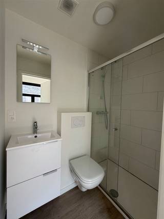 <p><strong>Huren in hartje Hasselt</strong></p><p>In de bruisende Stad Hasselt namelijk in het kernwinkelgebied kan je dit opbrengstpand vinden. De Cellebroedersstraat biedt de perfecte locatie voor zowel handelszaken, alsook voor residentiële gebruikers. Zo bevinden we ons in de stadskern, op wandelafstand van het station van Hasselt, het Leopoldplein waar men gezellig kan vertoeven en nog veel meer!<br />Het pand onderging een energetische renovatie en is bestaande uit 12 bemeubelde moderne studentenkamers. Verder is er een zeer ruimte gemeenschappelijke keuken met buitenruimte en heeft de student de mogelijkheid zijn fiets inpandig te plaatsen. Huurprijzen vanaf 460,- EUR excl lasten per maand. Overzicht te vinden via de afbeelding bijhorende bij de advertentie! <br /><br /><span><strong>Wens je meer informatie of een bezoek ter plaatse? Dat kan ! Contacteer onze Expert Investeringsvastgoed: Jacky 0495 53 46 49 of jacky@connect-immo.be</strong></span><br /> </p>
