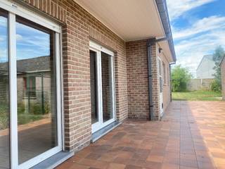 Verstopt in het groen, landelijk gelegen op een zeer rustige locatie... Deze familiewoning grenst tussen Lichtervelde en Torhout. <br />Het huis beschikt over 3 ruime slaapkamers, 2 badkamers waarvan 1 grote badkamer en 1 douchekamer, een lichtrijke leefruimte en grote keuken en een ruime berging. <br />Er is een extra bergruimte aanwezig in de tuin met extra voorziening voor wasmachine/ droogkast. Naast de woning bevindt zich een garage.<br /><br />Troeven: <br />- landelijke ligging<br />- ruime kamers<br />- lichtrijke leefruimte met houtkachel<br />- zeer grote tuin<br />- extra bergruimte<br />- garage aanwezig<br /><br />EPC: 322 kWh/m2/jaar<br /><br />Schrijf je in voor het bezoekmoment op de website van Optimmo.