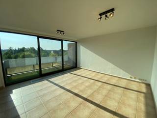 Dit gerenoveerde appartement is gelegen op de bovenste verdieping op een rustige locatie met uitzicht op een groen marktplein.Via de lift komen we op...