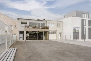 Op zoek naar een eigendom waar wonen en werken perfect samenkomen? Deze veelzijdige eigendom langs de Brugsesteenweg in Kuurne biedt een mooie combinatie van een ruime polyvalente ruimte van maar liefst 291 m² en een groot appartement met tuin.<br /><br />De ruime gelijkvloerse ruimte (poorthoogte 2,95 meter) biedt tal van mogelijkheden en kan perfect worden ingericht als garage, magazijn, opslagruimte, hobbyruimte of zelfs als locatie voor het organiseren van groepslessen. Daarmee is deze eigendom bijzonder interessant voor zelfstandigen en ondernemers die wonen en werken willen combineren, maar evengoed voor wie op zoek is naar een ruime en polyvalente ruimte voor een eigen activiteit of hobby. De ruime oprit zorgt bovendien voor een vlotte toegankelijkheid en biedt parkeergelegenheid voor meerdere voertuigen.<br /><br />Via een authentieke inkomhal met karaktervolle trap bereik je de bovenliggende woonst. Een ruime nachthal vormt het centrale vertrekpunt van de woning en biedt toegang tot alle vertrekken. Het appartement beschikt over een aparte keuken en een lichtrijke leefruimte met balkon. <br /><br />Verder zijn er twee ruime slaapkamers, een badkamer en een veranda met aansluitende berging. De woonst is instapklaar en biedt een aangename basis om er meteen comfortabel te wonen.<br /><br />Ook de ligging vormt een belangrijke troef. Dankzij de ligging langs de Brugsesteenweg geniet je van een uitstekende bereikbaarheid en een snelle verbinding met de R8. Zowel Kuurne, Kortrijk als de omliggende gemeenten zijn hierdoor vlot bereikbaar.<br /><br />Bestemmingsmogelijkheden, zone met gemengde bestemming: wonen, diensten, kantoren, stapelplaatsen en handelsactiviteiten.<br />Niet toegelaten: autohandel, supermarkt.<br /><br />Waarom net dit aanbod overwegen?<br /><br />✔ verzorgd appartement 171 m²<br />✔ magazijn/garage/atelier 291m²<br />✔ ruime tuin<br />✔ commercieel gelegen<br />✔ nabij centrum en R8<br />✔ airco<br /><br />Interesse, bel 0486 05 88 88<br />Attesten & documenten: www.nestr.be