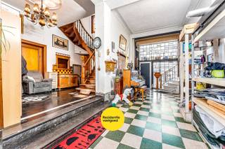 Deze woning vol charme en karakter is gelegen in Alveringem. Het perceel bestaat uit twee woningen die met elkaar verbonden zijn. De linkerwoning is een te renoveren herenhuis, voorzien van heel wat authentieke elementen. Op het gelijkvloers bevindt zich een imposante traphal, ruime leefruimte, eetplaats, keuken, bergruimte en een koetsen entree. Op het verdiep zijn 3 slaapkamers en een badkamer aanwezig. De zolderruimte is bereikbaar via de vaste trap. De rechterwoning is later aangebouwd, deze is op het gelijkvloers voorzien van een bergruimte en een dubbele garage. Een open leefruimte met vide is aanwezig op het verdiep. Er is mogelijkheid tot gesplitste aankoop. Benieuwd naar meer, aarzel niet om ons te contacteren.