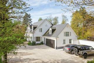Bestaande uit: Inkomhal, ruime vestiaire of bureel, lichtrijke living met ingemaakte kasten, luxueus afgewerkte keuken met toestellen van V-zug, bijkeuken, masterbedroom met ensuite badkamer en prachtige dressing, 2de slaapkamer met badkamer, fitnessruimte (of berging), garage, verschillende kelders (oa wijnkelder &amp; cv-kelder), parking met laadmogelijkheden, prachtig nieuw aangelegde tuin. Mogelijkheid om ca 2ha bij te kopen (weides en landbouwgrond). Unieke recente totaalrenovatie (V2 architecten). Koelen en verwarmen via vloerverwarming(warmtepomp), eveneens airco aanwezig.<br /> 