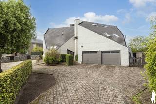 <strong>Unieke, open architectenwoning met studiovertrekken op perceel van 2.228m² gelegen in rustige Retie (nabij dorpskern) en op enkele autominuten van Postel en de Nederlandse grens (o.a. via verbindingsweg E34: Antwerpen-Eindhoven). De villa, naar doordacht-brutalistisch ontwerp en met enorm veel lichtinval, biedt o.a. 5 à 6 slpks., 4 badkamers, een buitengewoon stijlvolle natuurtuin met verschillende schaduw- en zonneterrassen en zwembad, een carport en poolhouse met keuken, douche, etc. De woning van bouwjaar 1994 is bijzonder kwaliteitsvol afgewerkt, ruim (maar liefst 473m² woonopp. excl. poolhouse) en opgedeeld in een licht leefgedeelte met salon, eettafel, een aansluitende open keuken, aparte bureauruimte, etc.; een 1e verdiep met 2 à 3 slpks., douchekamer, dressing en 2 badkamers; een 2e verdiep met andermaal 2 slpks. en een studiogeheel (met keuken, 1 slpk. en douchekamer). </strong><br /><br /><strong>De abstracte woning ademt klasse, karakter, visie en rust. De open, grote, centrale zithoek is de kern van de villa en verbindt geborgenheid van binnenin met de groene omgeving rondom de woning. De villa is gelegen aan de verbindingsweg Retie - Europese school Mol, nabij sport- en recreatiefaciliteiten (o.a. Vossekot, Nuclea golf), natuurgebied (o.a. Prinsenpark), diverse fiets- en wandelroutes en eveneens vlakbij Postel, Nederland en centrum Retie met alle voorzieningen.<br /><br />Er is een zeer gunstige EPC-score van 206kWh/m² (label C) - slechts 6 punten verwijderd van een B-label (info op aanvraag).<br /><br /></strong><em>Gelijkvloers verdiep - Inkomhal, keuken &amp; woon- en werkvertrekken</em><br /><br />Via de inkomhal met vestiaire heeft u toegang tot het woonkamer. Deze leefruimte is verdeeld in een grote zithoek, een eetruimte en een afgescheiden bureauruimte / thuiskantoor. Deze woonkamer en de aansluitende eethoek, dienst doende als centrale schakel tussen keuken en zithoek, ontvangen veel rechtstreeks daglicht door de riante raampartijen die uitgeven op de omliggende tuinomgeving. <br /><br />De keuken - met aansluitende wasplaats met douche en inbouwkasten en een afzonderlijke koele berging - bevat een kookeiland met ontbijthoek en is volledig voorzien van alle nodige kwaliteitsapparatuur: vaatwasmachine, inductiekookplaat, heteluchtoven, combi-oven, inbouwkoffiezet (allen Miele-toestellen). De keuken met prachtig verzicht over de tuin geeft verder ook uit op de afgeschermde veranda met hoge, brede raampartijen.<br /><br />In de gang is een afzonderlijke toilet voorzien. Op het gelijkvloerse gedeelte is verder een riante garage (2 staanplaatsen; sectionaalpoorten).<br /><br /><em>Bovenverdiep - niveau 1: slaapkamers, badkamers &amp; studio</em><br /><br />Op de bovenverdieping-hoofdgedeelte bevinden zich 3 ruime slaapkamers (waarvan thans 2 worden benut als slaapkamer), een badkamer en een afzonderlijke toilet. De hoofdslaapkamer heeft een eigen douchekamer en een inloopdressing. De open bovenverdieping / nachthal geeft verder toegang (thans afgesloten) tot het studiogedeelte op de bovenverdieping. Hierin is een living met leefkeuken voorzien, een slaapkamer met douchekamer en tevens een afzonderlijke toiletruimte. De villa leent zich uitermate tot kangoeroewonen.<br /><br /><em>Bovenverdiep - niveau 2: slaapkamers &amp; leisure</em><br /><br />Op de tweede verdieping zijn tevens 2 kamers voorzien; waarvan één zeer ruime kamer (nl. 33<span>m²). Eén slaapkamer dient tot slaapkamer; de andere wordt benut tot fitness, saunakamer (losstaand) en slaapkamer.</span><br /><br /><em>Buitengebeuren en kelder</em><br /><br />De woning is volledig onderkelderd (kruipkelder). Vooraan biedt de woning ruimte voor legio wagens (o.a. carport). Rondom de woning bevinden zich diverse groenstructuren met vnl. (loof)bomen, grasperken, heggen en heesters (veel winterharde beplanting). In de tuin bevinden zich verder een zwembad, poolhouse (met keuken, badkamer, zithoek, etc.) en diverse berghokken.<strong><br /></strong>