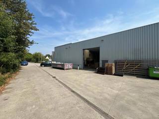 Bedrijfsgebouw bestaande uit magazijnruimte van +/- 790m² met kantoren verdeeld over 3 verdieping van in totaal 869m² te Aartselaar.- Magazijnruimte...