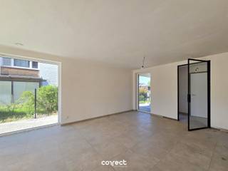 Aankoop mogelijk aan 6% BTW!Ontdek deze zeer ruime en moderne halfopen nieuwbouwwoning op een gunstige locatie in Sijsele, met vlotte...