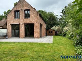 <strong>Uitzonderlijke charmante villa gelegen op uniek privaat domein 'De Hazeschrans' te Edegem nabij golfbaan 'Drie Eycken'. Via de oprijlaan betreden we het prachtige domein, een absolute oase van rust omgeving door prachtig aangelegde tuinen en omliggende gracht. De villa is voorzien van een privatief aangelegd terras, privatieve tuin en parkeergelegenheid.</strong><br /><br /><br /><strong>INDELING:<span><br /></span></strong><span>Gelijkvloerse verdieping: </span><br />Ruime inkomhal met aparte gastentoilet<br />Karaktervolle en LEEFRUIMTE van ca. 40m² op authentieke terracotta tegels vergezelt met een charmante open haard., dewelke uitgeeft op het terras en de tuin. Volledig ingerichte KEUKEN voorzien van opbergkasten en toestellen; spoelbak, gasfornuis, dampkap, ijskast, vriezer, afwasmachine en oven. <br /><br />Op de <span>eerste verdieping<strong></strong></span> zijn er 2 SLAAPKAMERS ca. 23m² en 16m² elk voorzien van een ensuite ingerichte BADKAMER.<br />Vervolgens is er nog een aparte berging met aansluiting wasmachine en droogkast.<br /><br /><br /><strong><span>BIJZONDERHEDEN:<br /></span></strong><span>- Karaktervolle en charmante villa op een uniek privaat groen domein</span><br /><span>- Eén binnenstaanplaats en een buitenstaanplaats voorzien en inclusief de huurprijs</span><br /><span>- Privatief terras en tuin</span><br /><span>- Individuele meters voor verwarming, water en elektriciteit</span><span><br />- Geen extra maandelijkse onkosten<br />- De gemeenschappelijke delen worden onderhouden door een tuinman<br /></span>